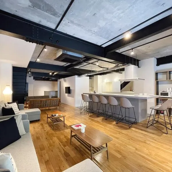 bHOTEL Kaniwasou 101 1BR good for 10PPL in the scenic Island of Miyajima、廿日市市のホテル