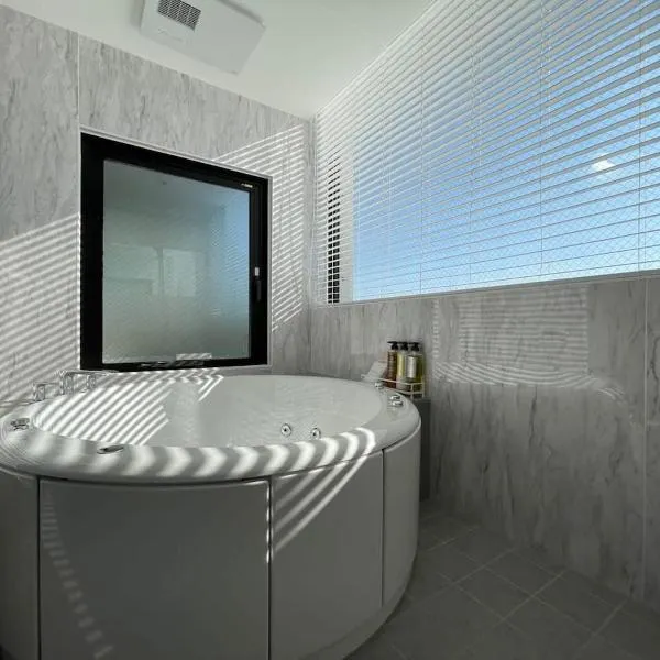 b hotel Nekoyard - Scenic Penthouse Studio with Jacuzzi & Spacious Terrace, hotel di Hiroshima