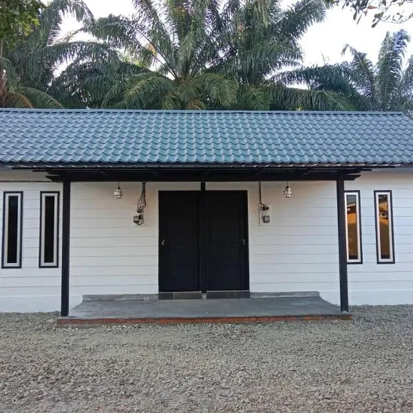 4X4 HOMESTAY & KOPITIAM, ξενοδοχείο σε Parit Raja