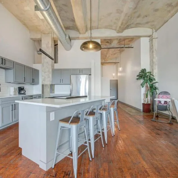 2BR 2BA Spacious Historic Loft With Gym by ENVITAE, hotel in Kansas City