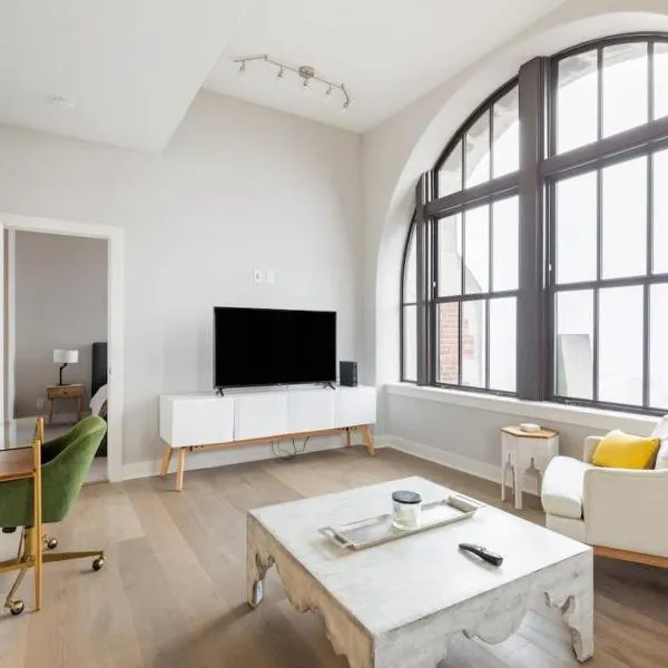 2B 2BA Luxury Downtown Suite Rooftop Deck & Gym, hotel v destinaci Baltimore