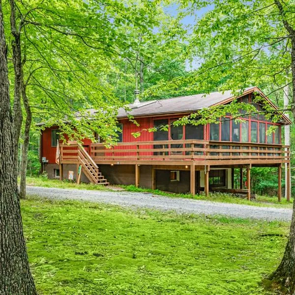 Hot Tub, River&Kayak, WiFi, & Fire Pit at Cabin!, hotel v destinácii Morton Grove