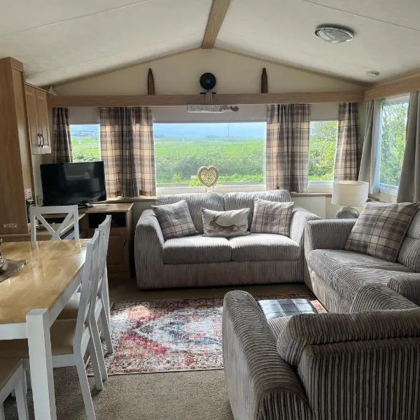 Caravan - Sleeps 8 - Decking - Pets Ok - Parking, hotel a Hunstanton