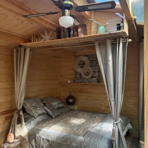 chalet sous le chant du chêne, khách sạn ở La Roque-dʼAnthéron