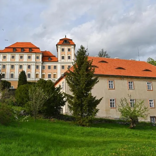 Zámecká lesovna, hotel v destinaci Valeč