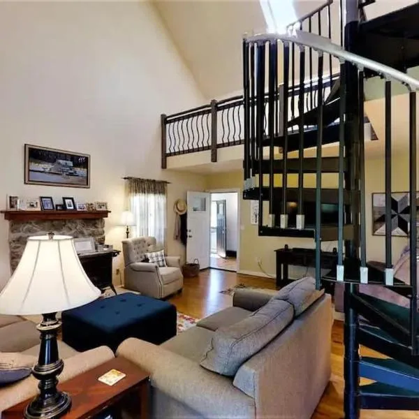 Golf & Southern Comfort Cape with Loft at The Cove, hotel in Monterey