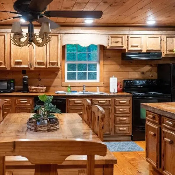 Secluded 3BR 1BA Cabin for Cozy Living, hotel in Smithville