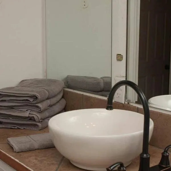 Less than 1 mile from Fort Sill 2 bedrooms!, ξενοδοχείο σε Lawton