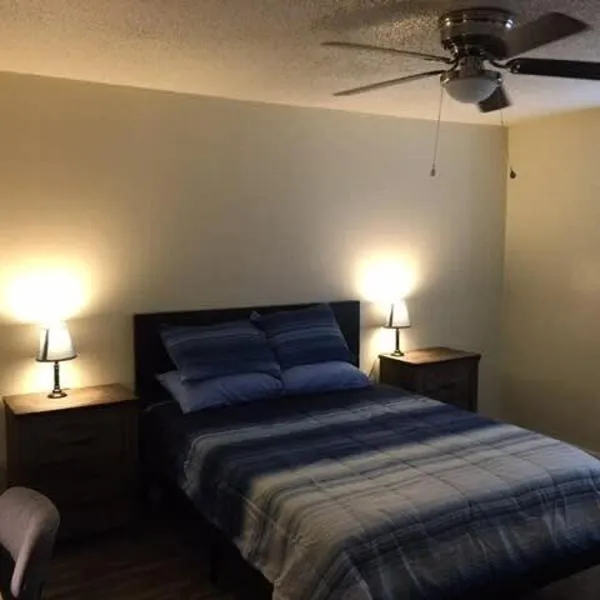 Simple 1-bedroom unit upstairs close to Fort Sill!, hotel in Lawton