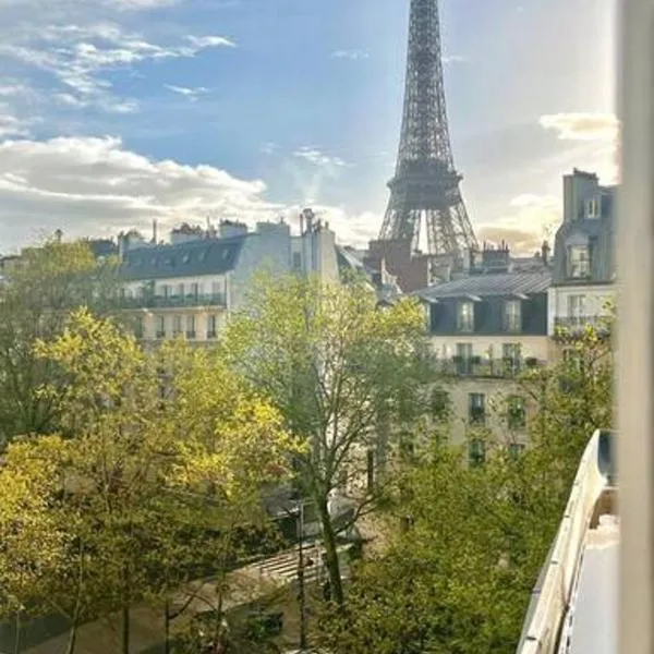 Cozy Eiffel Tower View Apartment