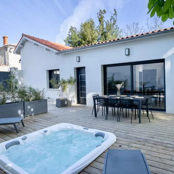 Maison T4 Climatisée avec Jacuzzi à Lagord, hotel v destinácii Lagord