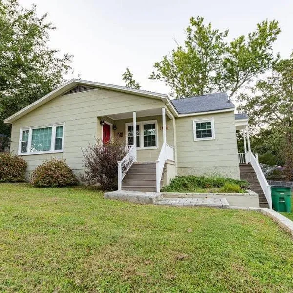 Charming 3-Bedroom Home in Rossville, GA - Family Retreat, hotel in Rossville