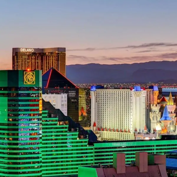 Signature 2Br3Ba balcony combo units 28-602 and 04, hotel in Las Vegas