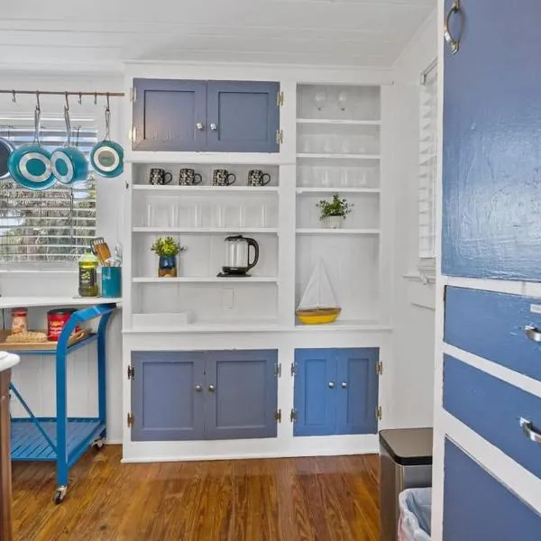 Marvelous Mermaid Bungalow, Dog-Friendly Upstairs Apt in Prime Vilano Beach، فندق في سانت أوغيستين