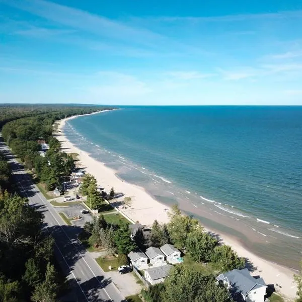 Beach Club of Oscoda Garden Cottage on the Lake, hotel in Oscoda