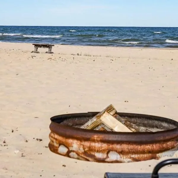 Beach Club of Oscoda - The Lakeshore Cottage, hotel in Oscoda