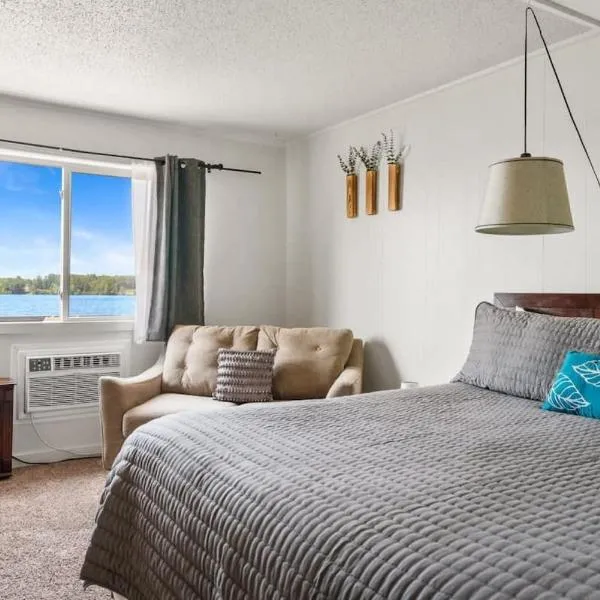 Fife Lake में, होटल Fife Lake Lodge Multi-Level Lake View King Suite