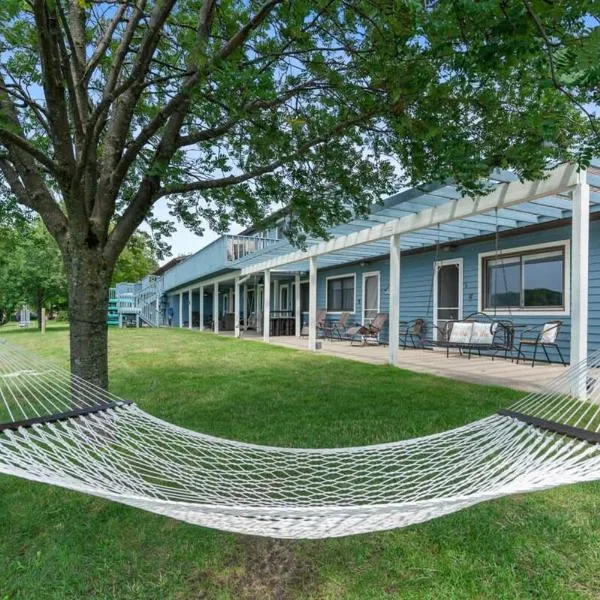 King Suite with Scenic Views at Fife Lake Lodge, hotel Fife Lake-ben