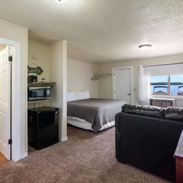 King Suite with Scenic Views at Fife Lake Lodge, hotel in Fife Lake
