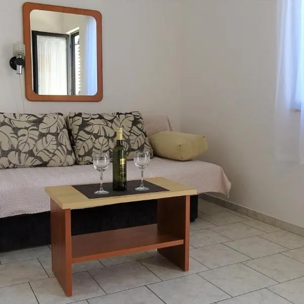 35 meters from sea Apartment Keser and House, hotel in Karlobag