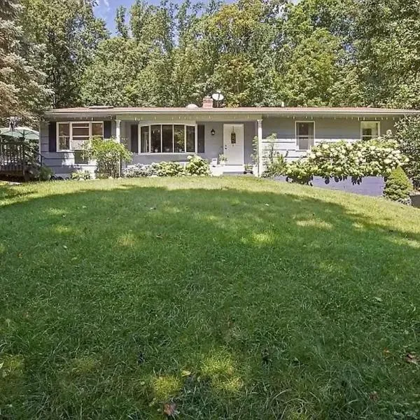 Large Private House on 5 Wooded Acres. Total Privacy!, hotel in Hackettstown