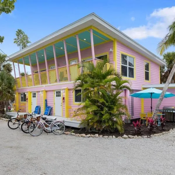 Charming Suite with Balcony and Bikes at Historic Sandpiper Inn, hotel Sanibelben