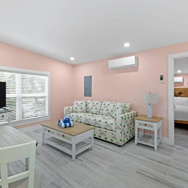 Charming Suite with Balcony and Bikes in Historic Sandpiper Inn, hotel v destinaci Sanibel