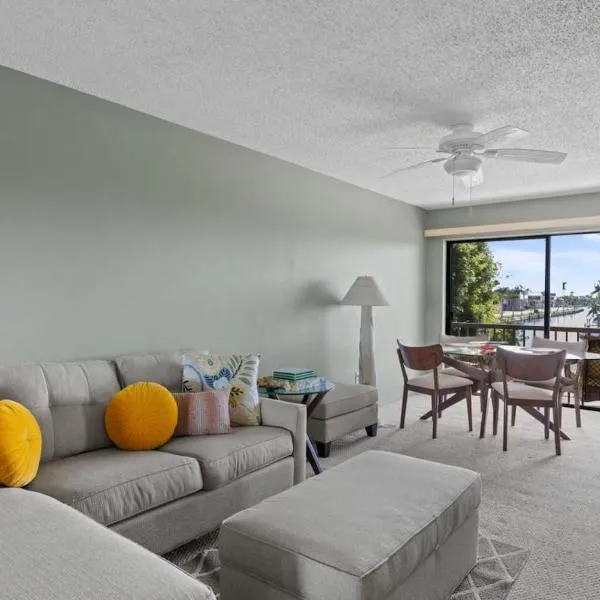 Comfy Waterfront Condo at Tennisplace Sanibel, hotel in Sanibel