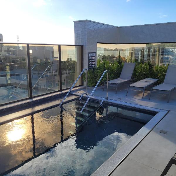 Sinta-se em Casa, Apartamento luxo 2 suítes, piscina aquecida no condomínio, 1 quadra do mar, completo