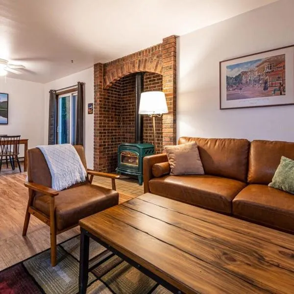 Fall Getaway in Cozy 2BR near Old Town Lafayette, hotel di Lafayette