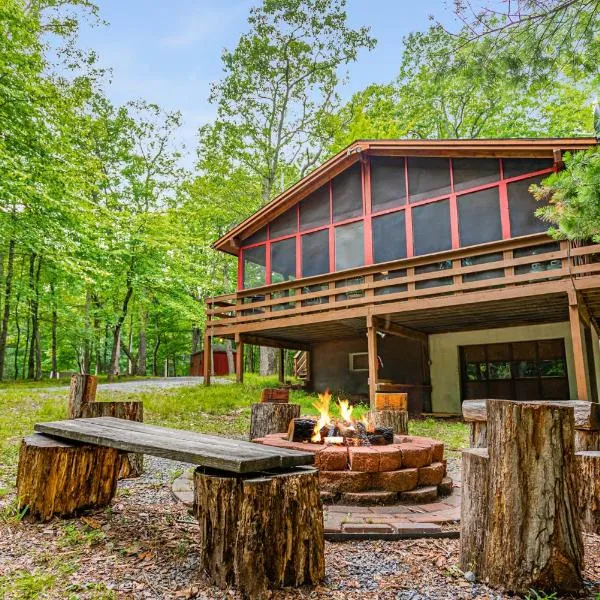 Hot Tub, River&Kayak, WiFi, & Fire Pit at Cabin!, hótel í Morton Grove