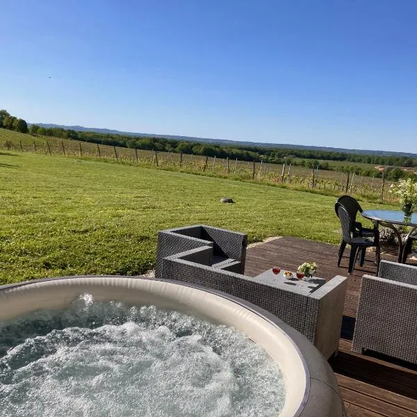 Périgourdine avec spa et vue, hotel in Thénac