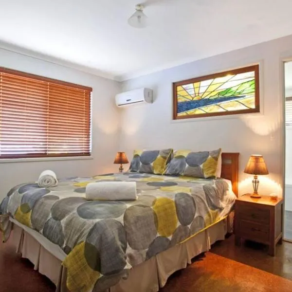 On Agnes Time - Large, 3-Bedroom, Coastal Home in Central Agnes Water, Short Walk to Stunning Main Beach, hotel v destinaci Agnes Water