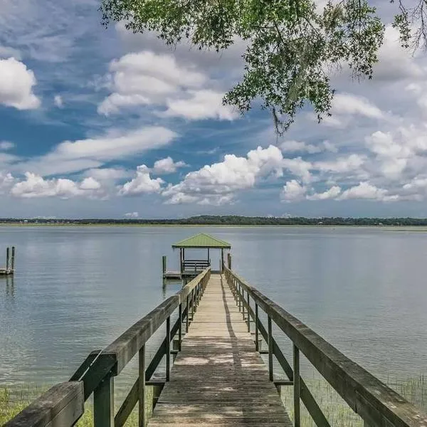 Waterfront! Private Dock! Cottage in the City!, hotel in Beaufort