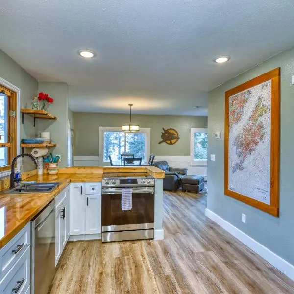 Captivating Coastline 2 BR Retreat with Ocean View, hotel Kodiak városában