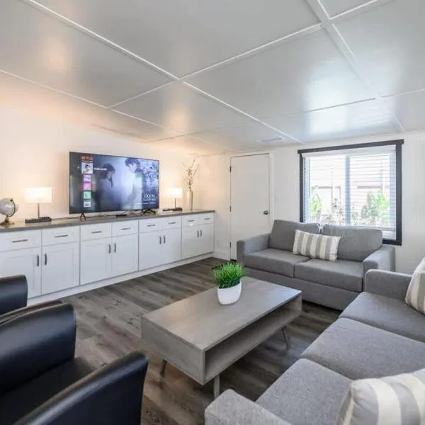 Spacious Disneyland 5 Bedroom 4 Bath House with Game Room, hotel v destinaci Anaheim