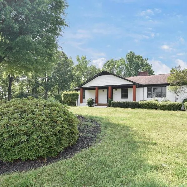 Cozy 2BR 2BA 5 min to lake 20 min to downtown CLT, hotel v destinaci Charlotte