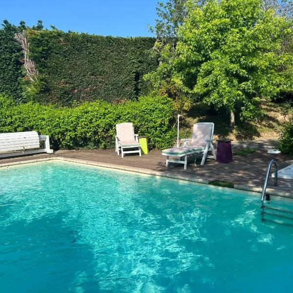 Maison d'Hôtes L'Escale Du Loup Blanc, hotel i Maringes