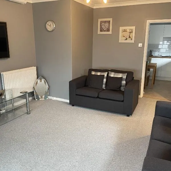 1-Bedroom Apartment Sleeps 4 Parking, hotel in Hythe