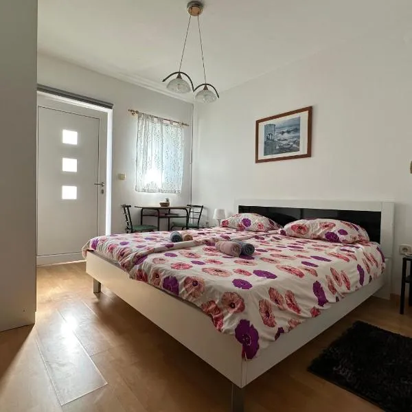 Rooms MARE, hotel in Poreč