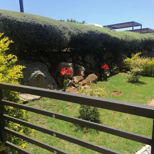 KwaSihle on Boundary is a charming 2 bedroomed unit that accommodates 4 people, situated in a peaceful and secure estate., hotel v destinaci Roodepoort