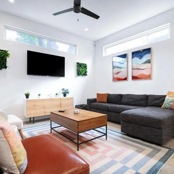 Modern Sa Home Nr Dt River Walk Alamo Wifi, hotel in San Antonio