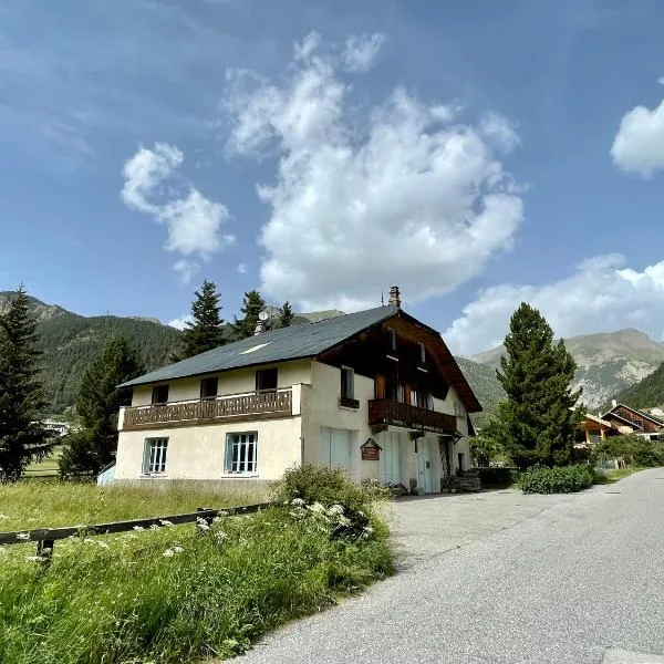 Gîte montagne 1 à 25 places "Chalet Coste Belle", hotel v destinaci Ceillac