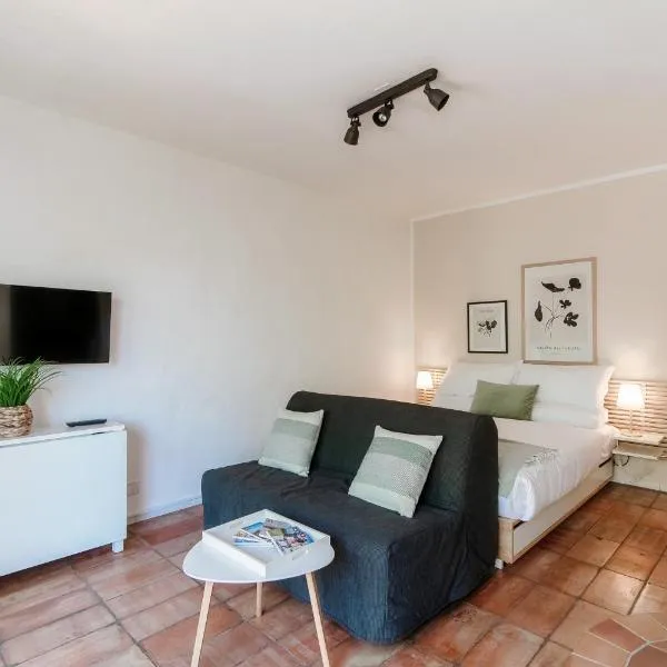 Sureggio 2 by Quokka 360 - Studio in Residence with pool, hotel di Lugaggia