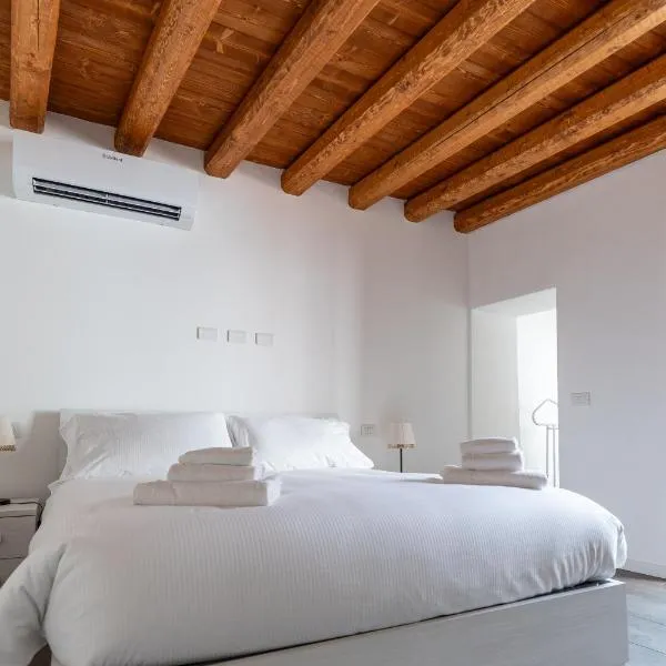 Piazza del Lago Suites, hotel v destinaci Menaggio