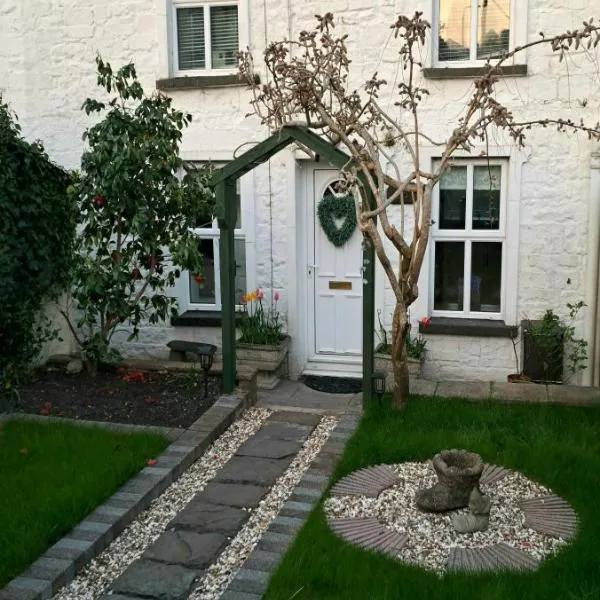 Wisteria Cottage an authentic and enchanting 2 bedroom cottage experience close to Brecon Beacons, hotel en Aberdare