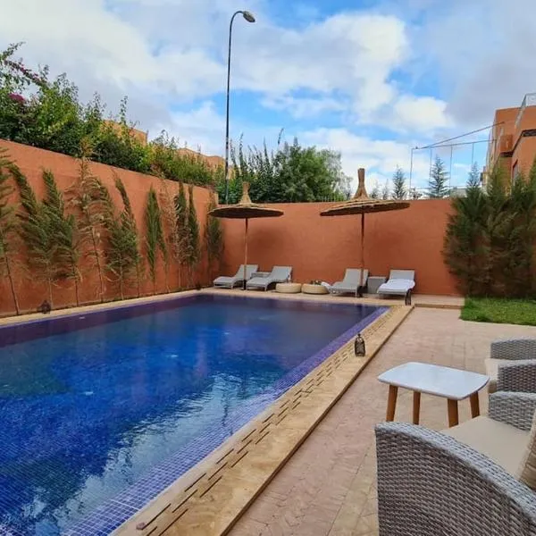 Belle Villa duplex avec piscine, hotel in Marrakech