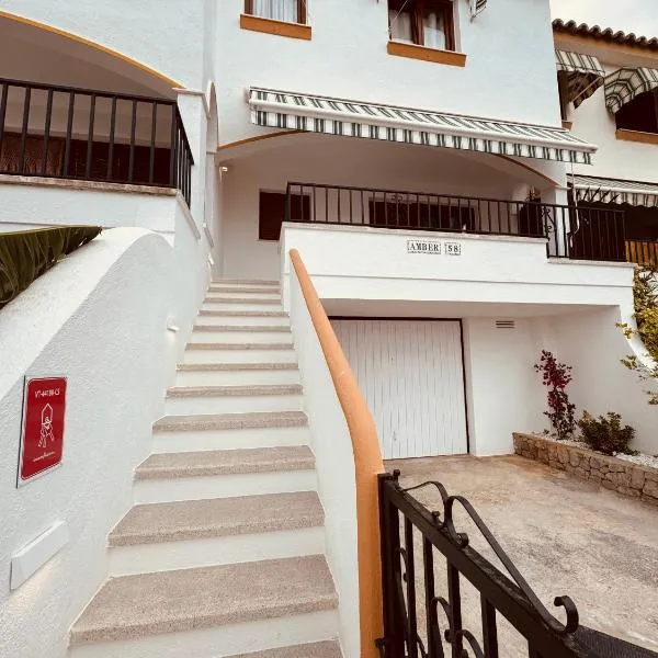 Amber Holiday Home, מלון בפניסקולה