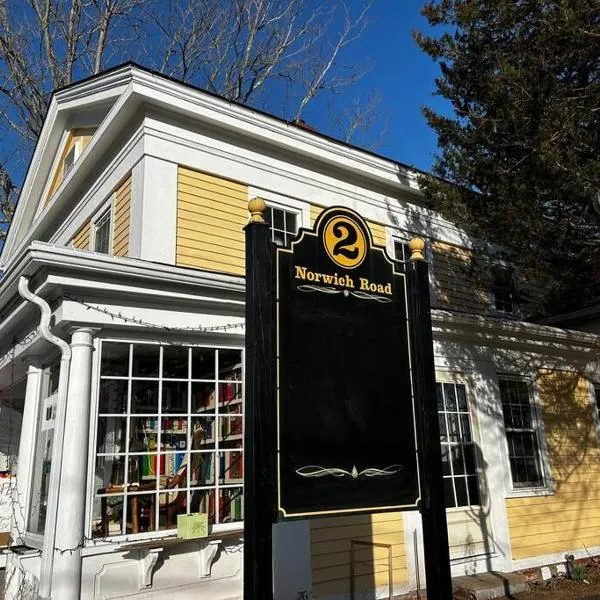 Walk To Goodspeed Opera House from this quaint 2 BDRM APT, hotel a East Haddam