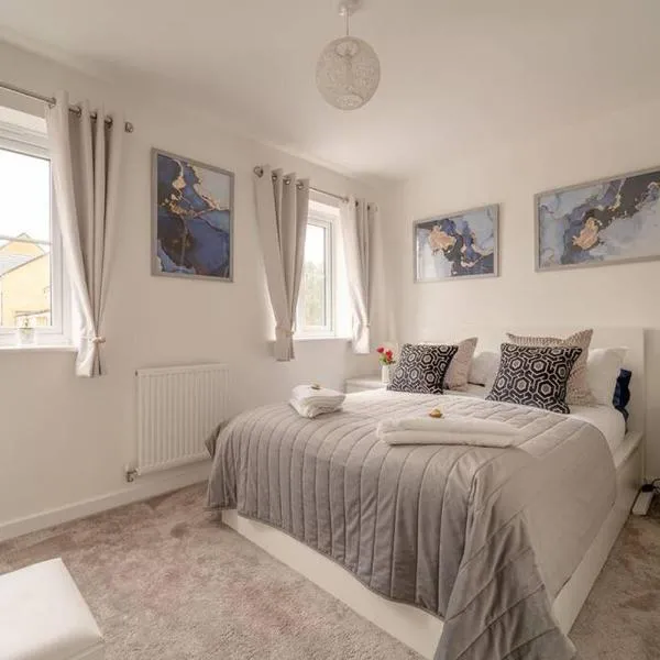 Stylish 3 Bed, 3 Bath, Garden & Drive for 2 cars, hotel v destinácii Colne